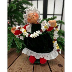 Annalee Mrs Claus Christmas Figure with Cranberry Popcorn Garland 2006 Mobilitee